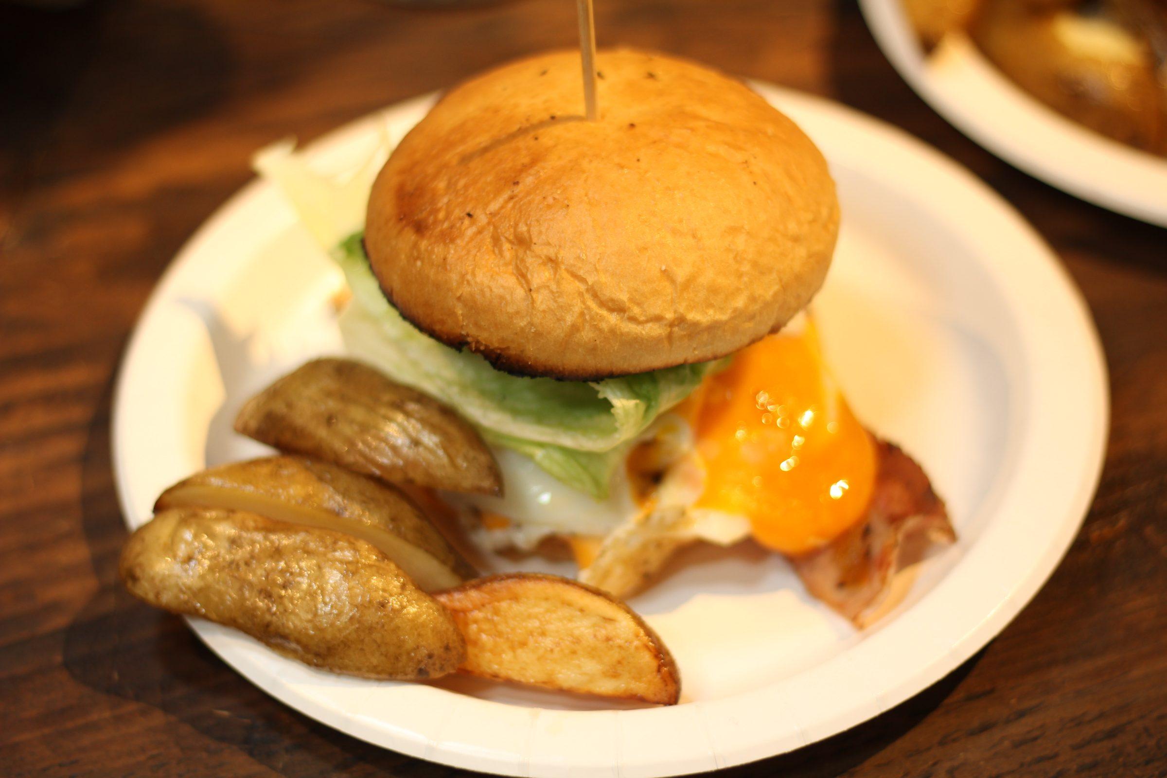焚火バーガーづくり